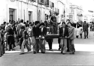 4) Gesù sotto la croce, aiutato dal Cireneo;